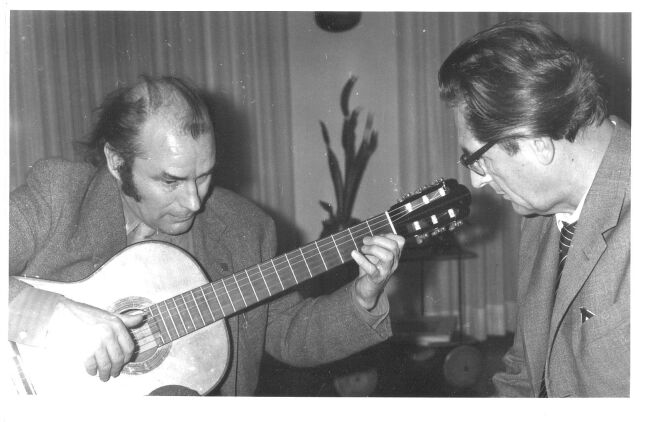 1977 julian bream and karl scheit with hermann hauser guitar