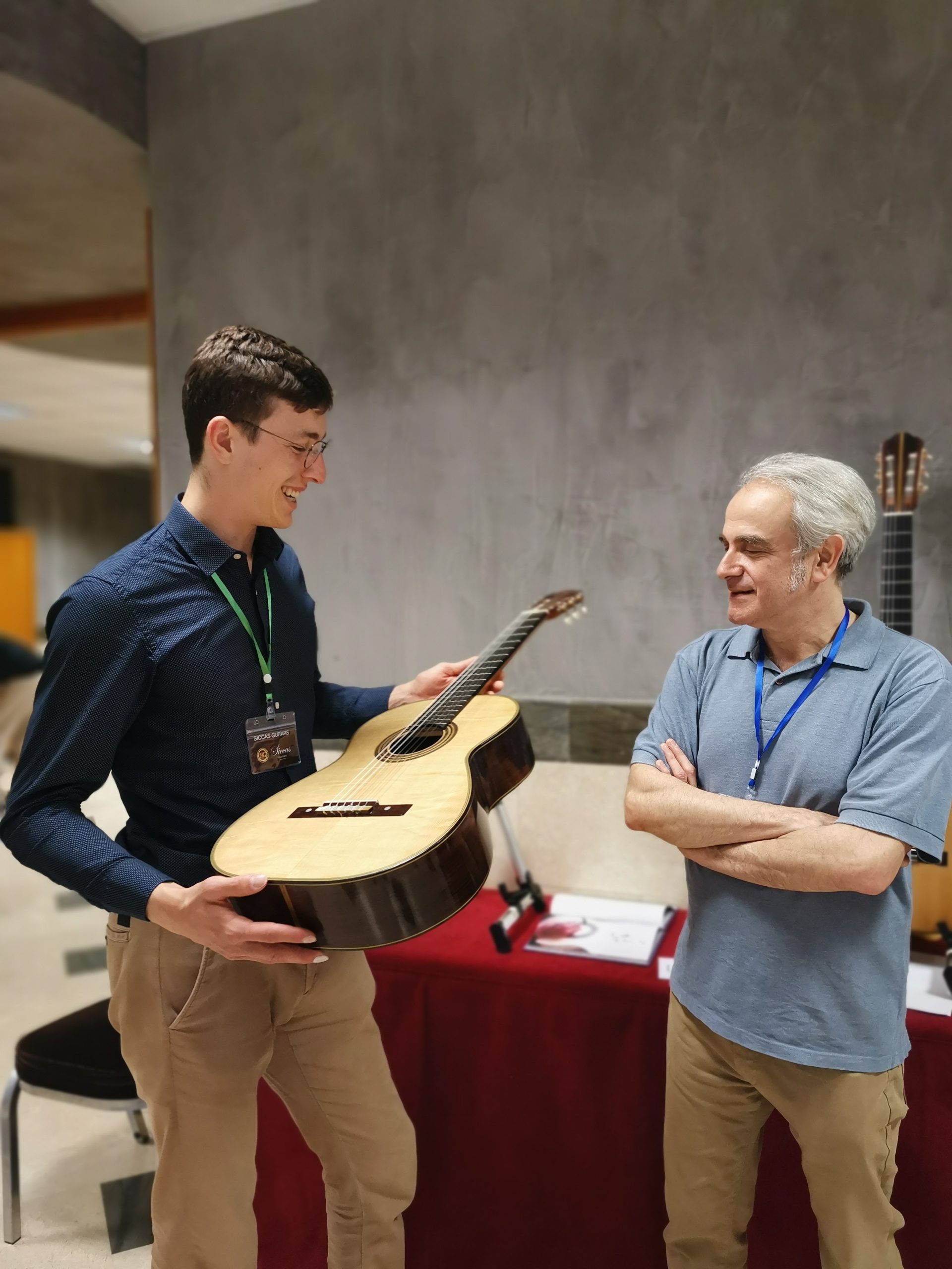 Denis and the luthier Lucio Antonio Carbone 2 scaled